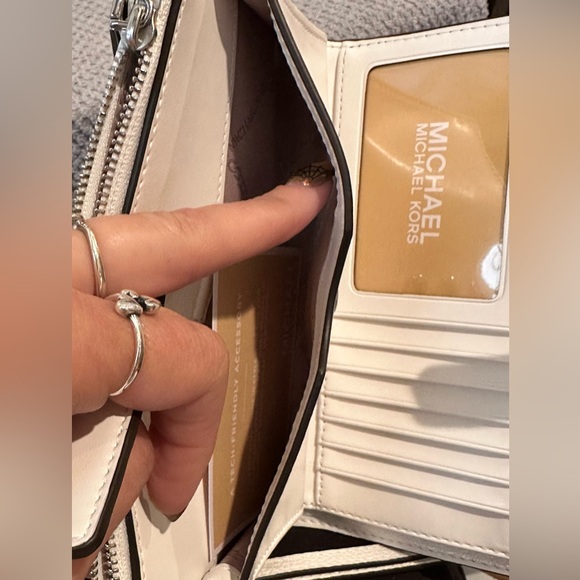 Michael Kors white leather wallet - Picture 13 of 16